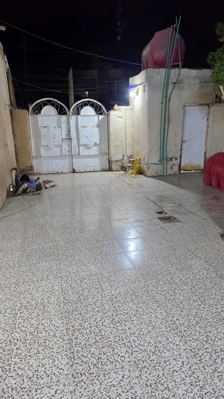 بيت زراعي ركن للبيع يتكون من غرفتين 5 في  4 متر  والصاله 5 متر والديوانيه 7 متر ومحل 8 متر العنوان ميسان حي الحسين الجديد مقابل  الفنانين للاستفسار ***********
