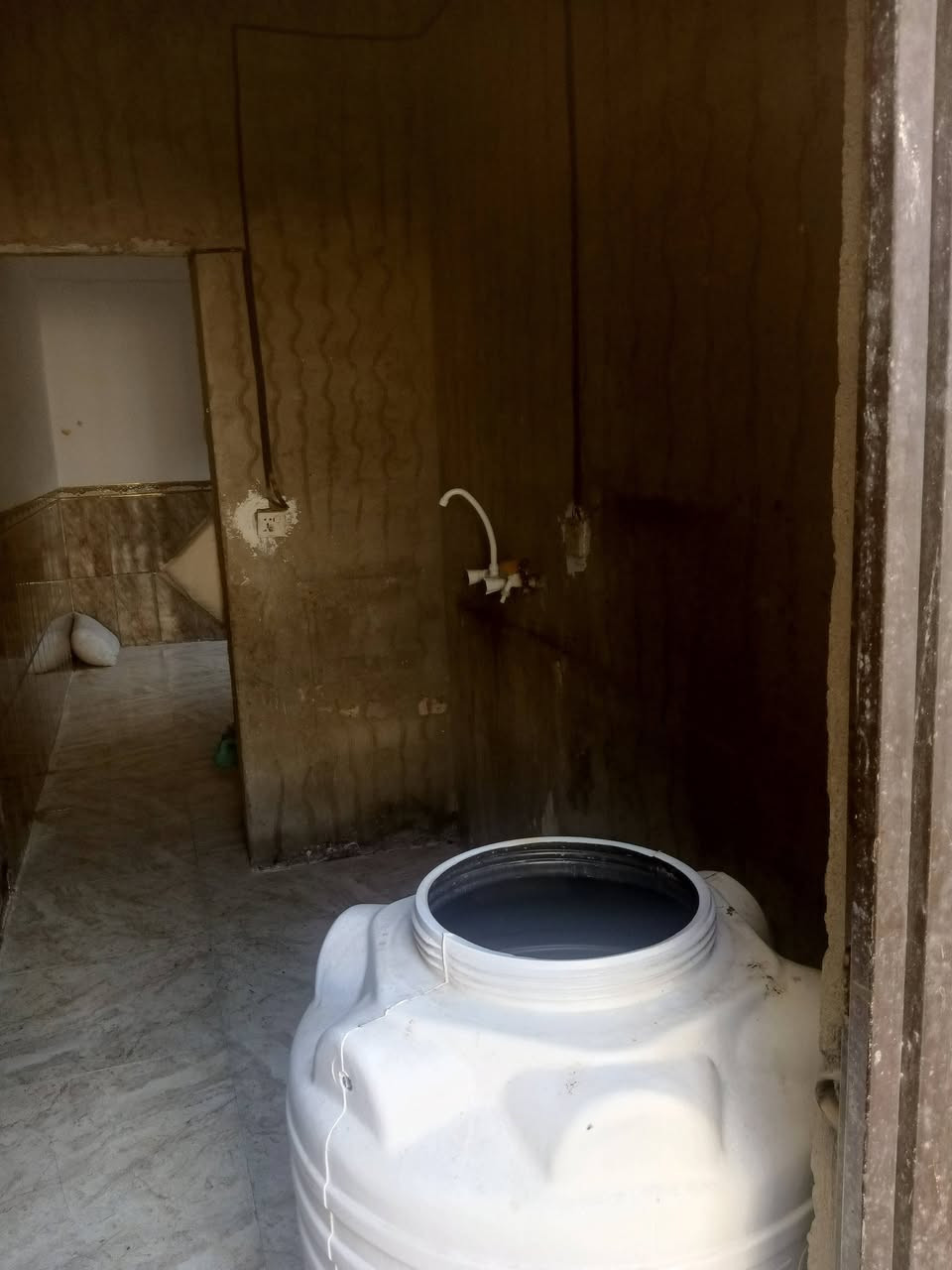 السلام عليكم صاحب البيت بيت للايجار جديد ومرتب بي استقبال + صالة + مطبخ + مكشوفة وصطح بي خزان وكيزر الموقع النجف الاشرف حي نداء شارع 60 قرب جامعه الكفيل كفى اسواق الغرابي متوفر يمة كافة الخدمات وقريب على الشارع مقدمة شهرين وراها كل شهر بشهرة إجارة 250 للاستفسار *********** موجود وات ساب أو الرقم هاذا اتصال ‏‪***********‬‏
