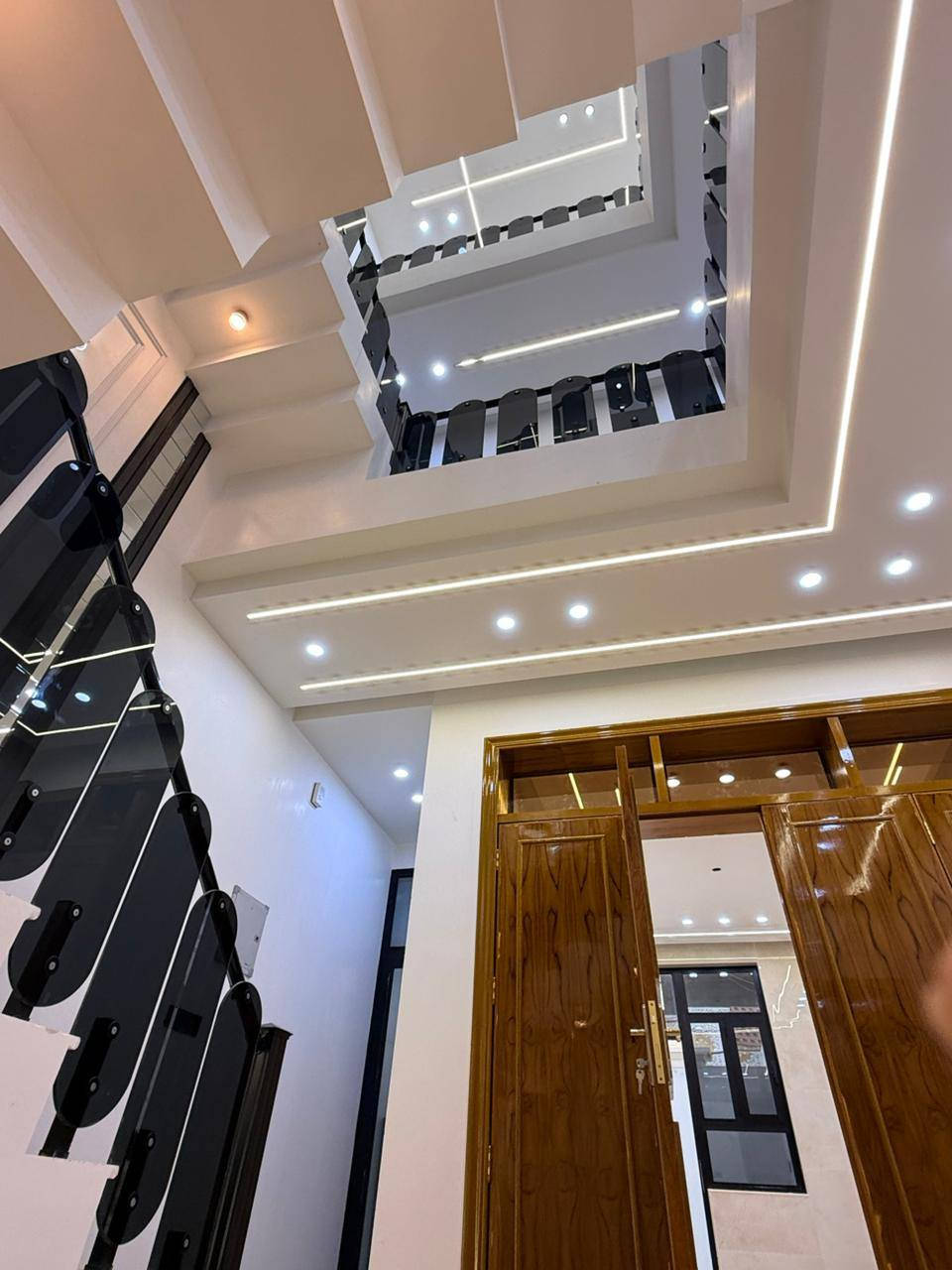 دار للبيع في حي السلام 
مساحه ١٠٠ متر طابقين 
خريطه حديثه بناء مودرن ٣غرف نوم 
للاستفسار مراجعة مكتب الدر حي السلام شارع أبو الدجاج 
***********
