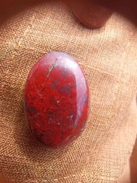 حجر • ينزف صبغ • عند الخدش