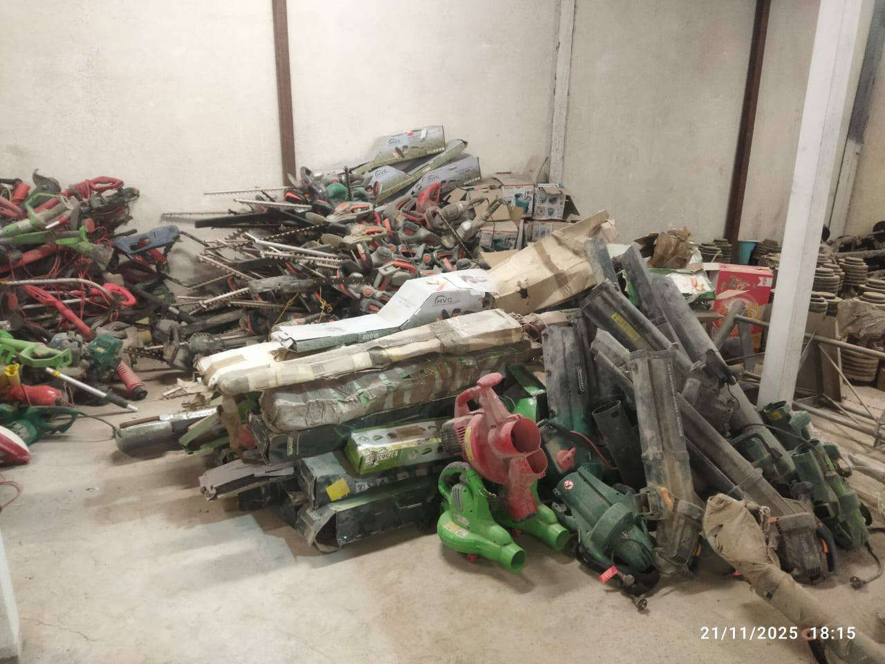 للبيع ولكل الكمية .. تقريبا حمل حاوية ... الاغراض مشكله واكثر شي زراعي وكذلك كهربائية 
بسعر رخيص..تصفيات
كربلاء-الحر  +9647815808901 واتس اب
