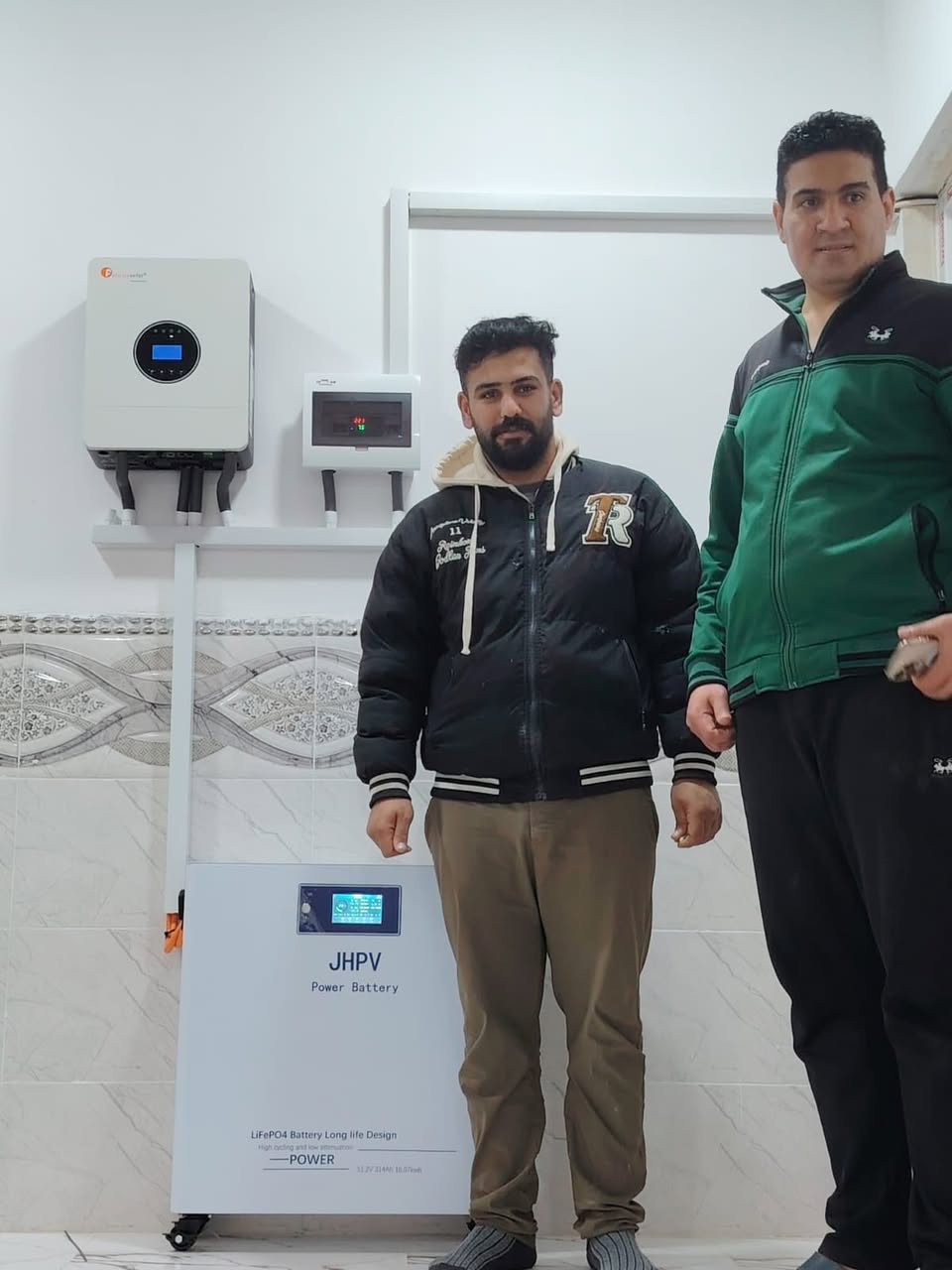 شركة المجد للطاقة الشمسية – قدرة متكاملة في الزويه ⚡

نواصل أعمالنا في قضاء البيجي، وهذه المرة في الزويه مع التركيب الجديد للأخ مقداد إسماعيل أحمد، بمنظومة شمسية متطورة توفر كهرباء مستقرة على مدار الساعة.

🔧 تفاصيل المنظومة:

· الألواح: 8 ألواح إيرا (IERA) قدرة 620 واط لكل لوح – توليد عالي للمكيفات والأجهزة المنزلية.
· البطارية: بطارية 16 JHPV – سعة تخزين قوية لاستمرارية الكهرباء ليلاً.
· الانفرتر: انفرتر 6 فلستي (6kVA) – كفاءة عالية وتحمل ممتاز.

💡 الإنتاجية:
🔹 16 أمبير نهاري
🔹 16 أمبير ليلي
كهرباء ثابتة بدون انقطاع، نهاراً وليلاً.

💰 طرق الدفع:
🔸 نقداً
🔸 بالتقسيط المريح

---

📞 للاستفسار والحجز:

👤 مدير الشركة:
حذيفة البو حسيب
📱 ***********

👤 مدير المبيعات:
عمر البو حسيب
📱 ***********

📍 الزويه – البيجي
شركة المجد للطاقة الشمسية.. طاقة بلا حدود

---

#طاقة_شمسية #العراق #البيجي #الزويه #شركة_المجد_للطاقة #ألواح_إيرا #انفرتر_فلستي #بطاريات_JHPV #كهرباء_نظيفة #توفير_الطاقة #تركيبات_شمسية
