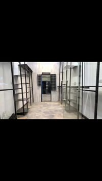 ديكور محل ملابس • تعاليق تيشرتات • بغداد