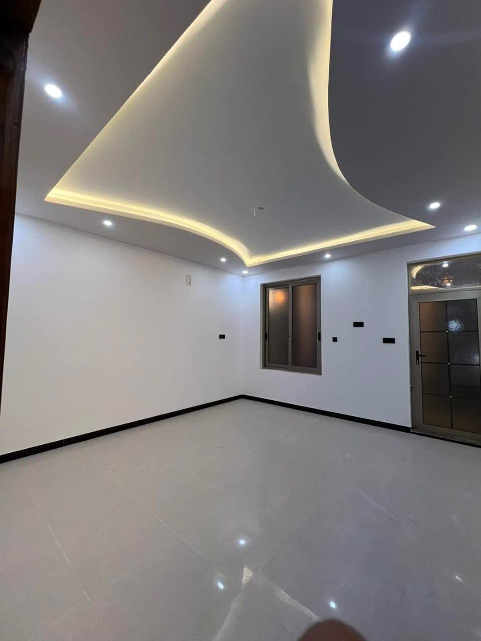 مشتمل للبيع في حي السلام غير مسكون بناء درجه اولى طابقين خلف اسواق ذهب سابقا شارع ١٠ مفتوح على شارع ٢٥ 
الطابق الاول غرفة نوم واستقبال مفتوح على الصالة ومطبخ وصحيات خارجي وداخلي 
الطابق الثاني غرفتين نوم وصالة وصيحات
أرضية مرمر وأبواب صاج درجه اولى 
المساحه ١٠٠ متر
السعر ٢٦٠ مليون مع المجال 
الاستفسار الاتصال على الارقام التاليه
***********
***********
او زيارة مكتبنا على العنوان التالي 
الشارع الفاصل بين الإسكان والاشتراكي مقابل دكتور منتظر الخرسان 
مكتب حسين السياب
https://www.facebook.com/profile.php?id=100064145764847&mibextid=ZbWKwL
https://www.instagram.com/maktab_hussein_alsayab?igsh=MXh6aWwzamI4aGRzaA==
#جديد
#السلام
#الجامعه
#عقارات #للبيع
#عقارات ـ #النجف 
#ذهب
#مكتب #حسين #السياب
