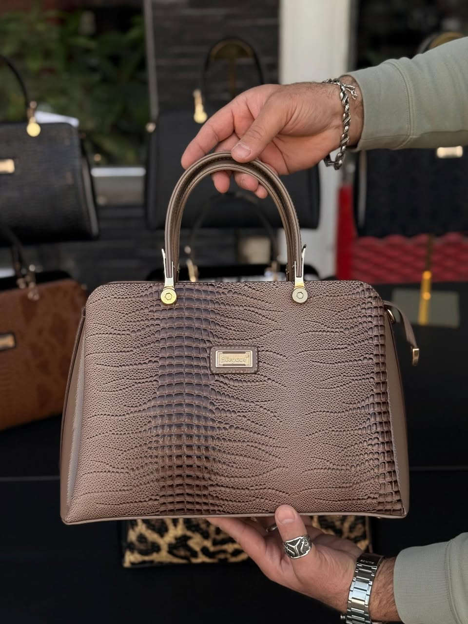 حقيبه ملكيه # قطعه فخمه كلش حجم كبير ثلاث خانات مفصولات #شغل درجه اولى #الكميه كلش كلش قليله بقت #للححز ***********
العنوان محافظ واسط قضاء الحي نهاية شارع الشيخ
