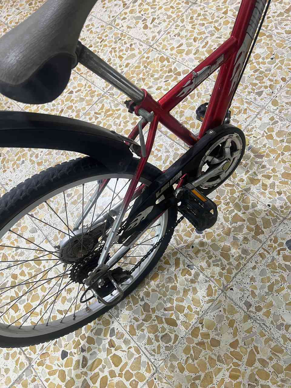 السلام عليكم شباب بايسكل للبيع حجم ٢٤ ياباني أصلي داينمو كير ٦ نمره وكله أصلي وجديد
الرقم***********
