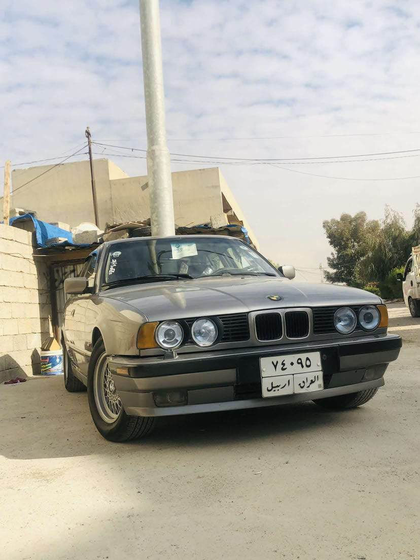 BMW/E34/525AI//1991
گيرومه كينه و اكسلى به شه رت
فول فوله به س سلايد نيه توماتيكه
بى ده عم و بى ليدانه 
جوارتايه ى نويى له ژيره 
سه ياره كه زورجوانه 
له سه ر بيلاد ماوه ته وه 
شوين هه ولير *********** أربيل, العراق
