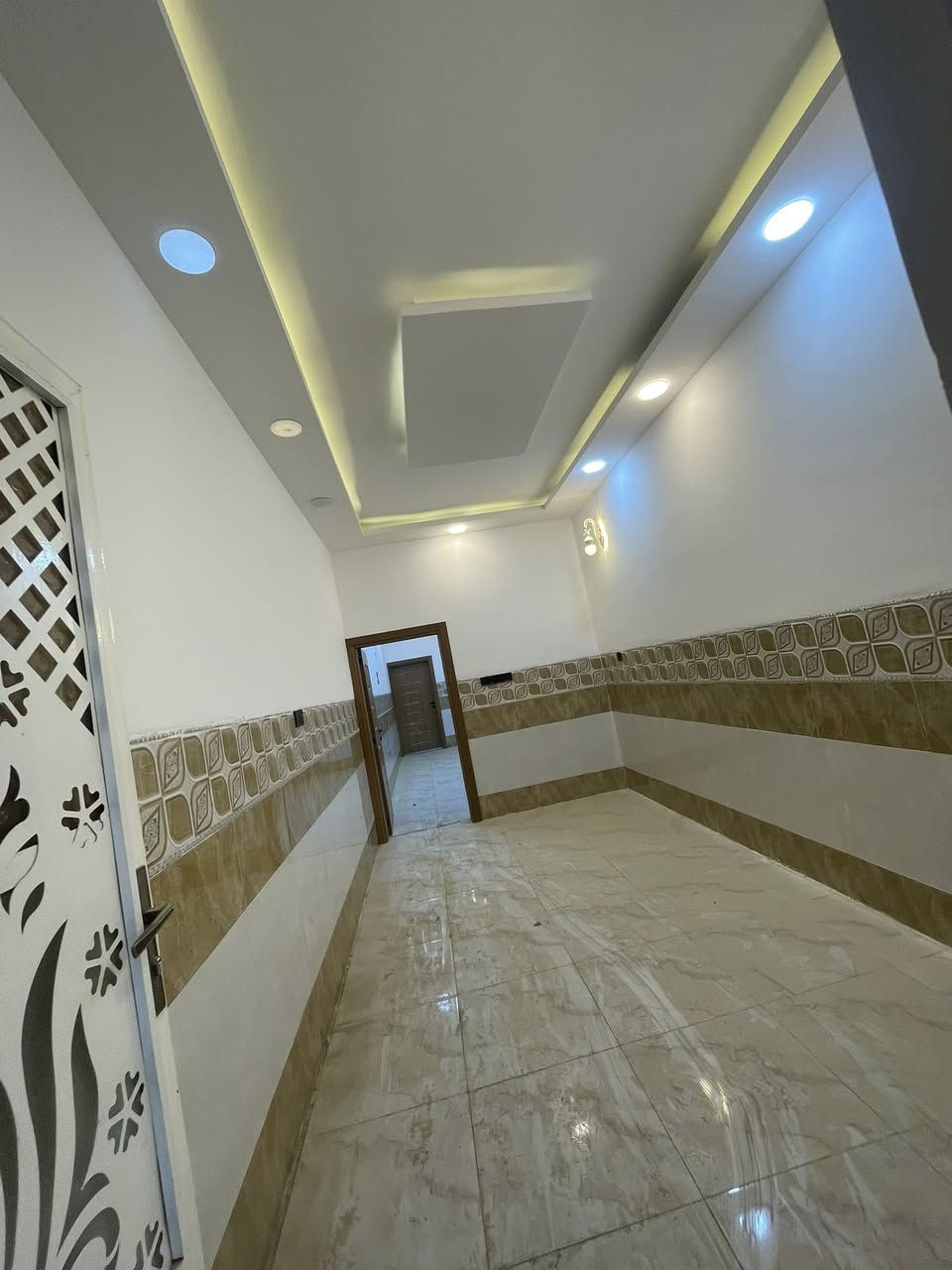 دار لللبيع حي الصديق المساحة 110 الواجها 5.5م  طابق الأول كراج ومطبخ وهول وستقبال ومنور وصحيات وغرفة نوم طابق 2 3 غرف نوم وبلكونا وصحيات وبيتونا وصطح كاشي البيت نضام دكتات وسبالت وكاميرات الاتجاه شروق ***********—***********–***********—-***********
