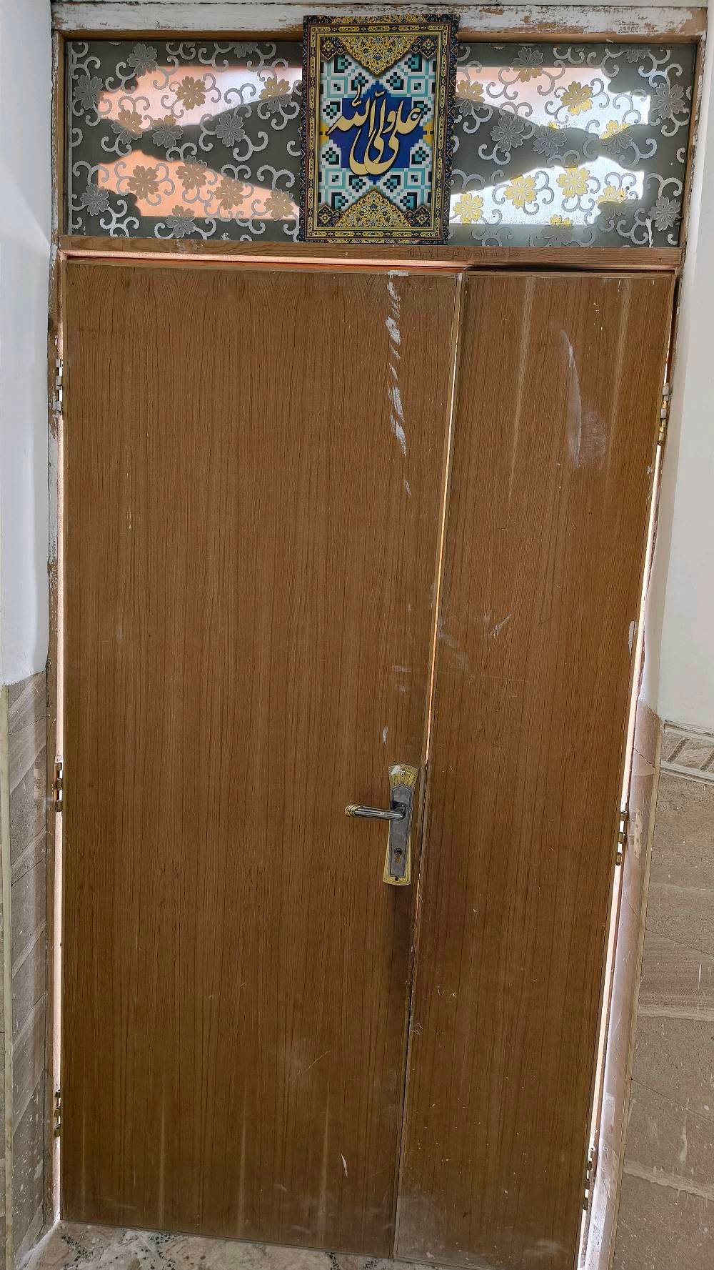 سلام عليكم 
باب 🚪 طلاكه وربع 
مع الچرچوبه و الكتيبه 
ارتفاع 250 cm
عرض 120 cm
عنوان النجف??
ملاحضه/الباب مو نضيفه عوزه تنضيف وصبغ
السعر بالاتفاق  
للتواصل على الرقم ***********