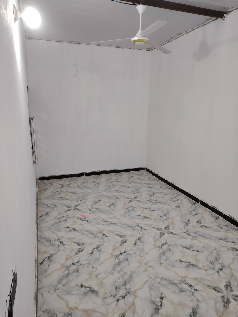 بيوت عدد ٢ + مضيف +كاع بصفهن +كرهباه +ماي +تبليط جاهزات بنيان جديد ومحد كاعد بيهن وكل واحد بنيان بي ١٥٠ متر. غرفه +صاله +مكشوفه +مطبخ +حمامات كاملات لموقع نجف شارع كربلاه جهت يا علي عمود ١٩٣  لسعر لواحد ٢٠ وبي مجال لرقم ***********
