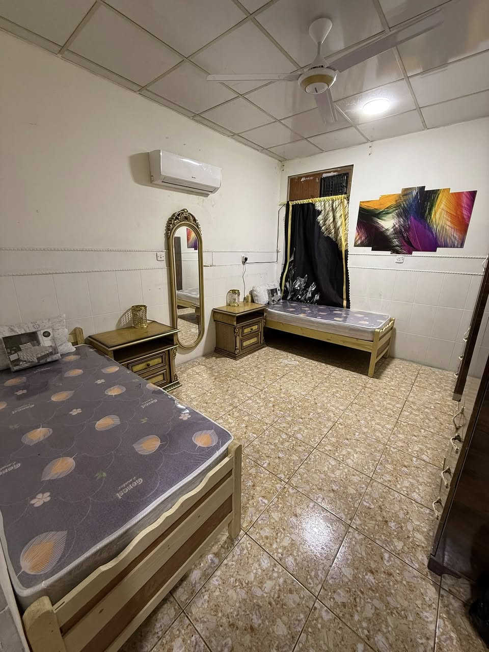 📍 البياع
قريب: ابن سينا والمستنصرية (5 د مشي)
والفراهيدي (10 د مشي)
🏠 شقة مؤثثة بالكامل
غرفتين + صالة + مطبخ + حمام
✨ شامل كهرباء 
👩‍🎓 السكن: كل بنتين بغرفة
💰 الإيجار: 250 ألف للنفر
📞 للتواصل: ***********
