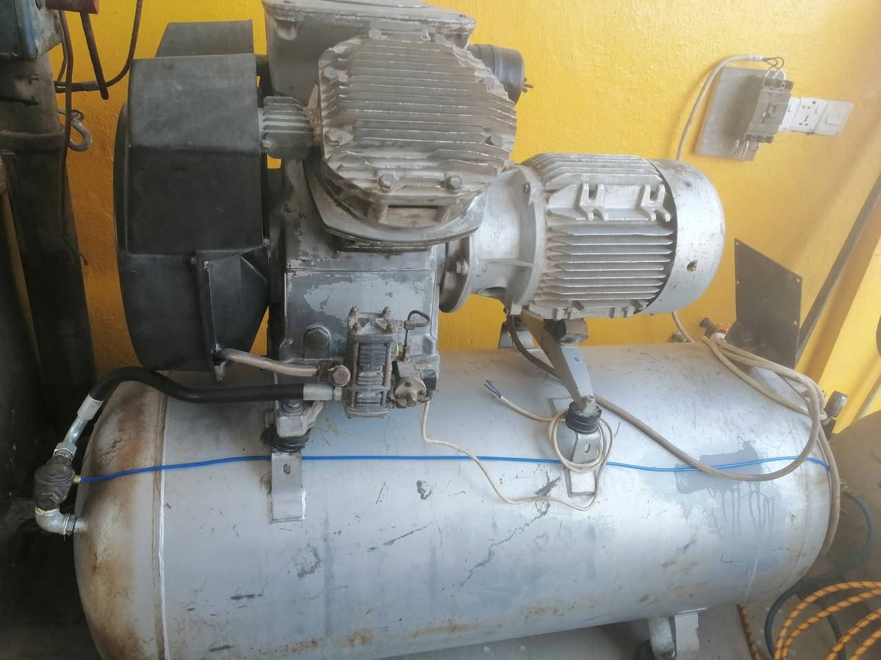 كمبريسر هواء اطلس 11 لتر 500 الرقم ***********
