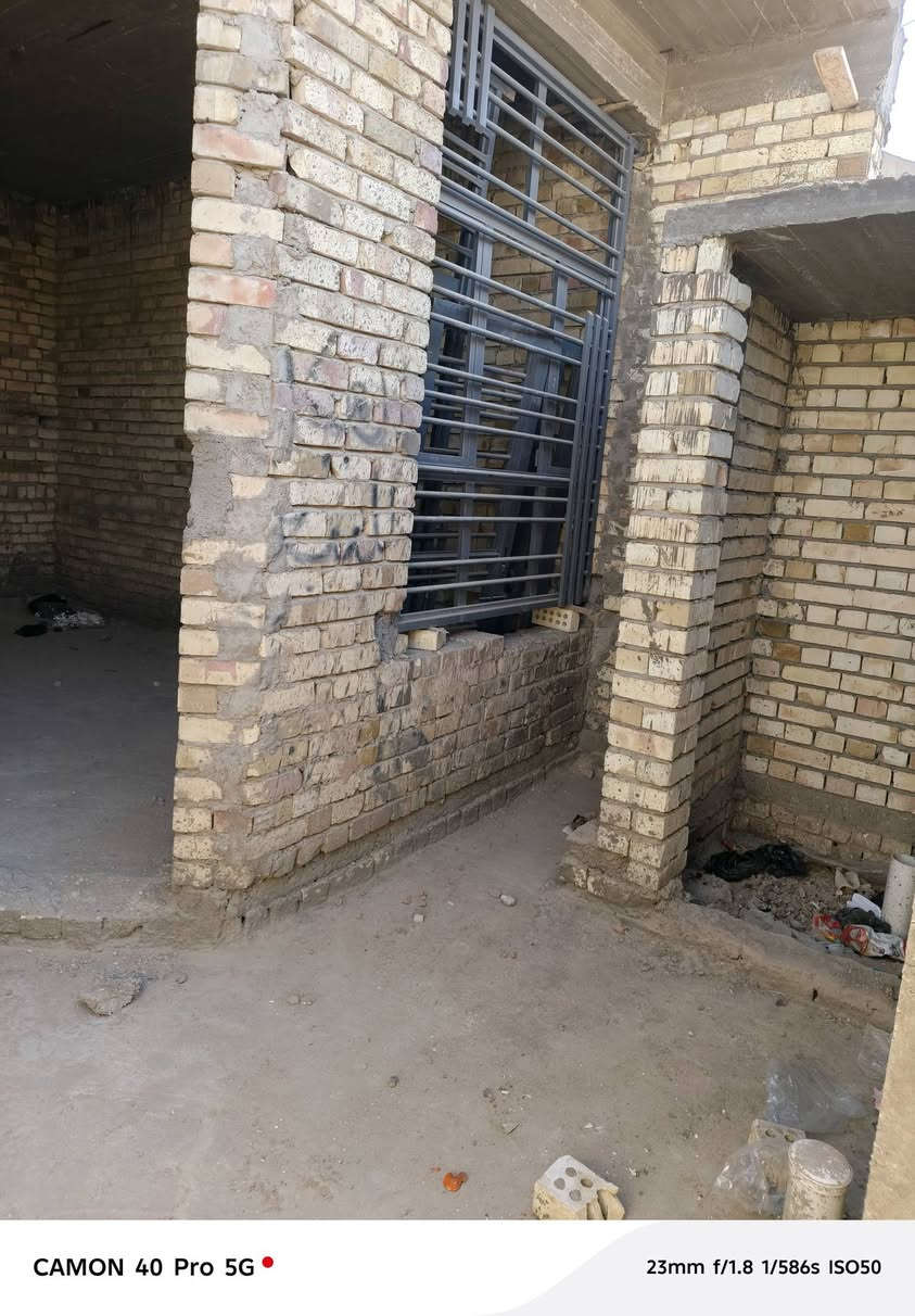 السلام عليكم دار للبيع هيكل 100متر شبابيك كاملة الرئاسة شارع عشرين نهاية شارع أم البنين ع رقمي ***********مجاري مي كهرباء الشركة جاي تصب رصيف وتبلط
