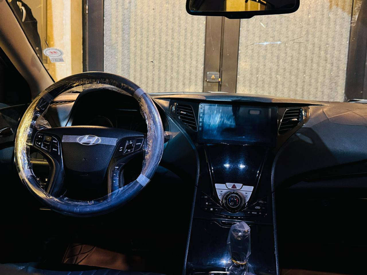 هونداي ازيرا ٢٠١٢ بدون ضرر وبدون صبغ فقط مكانتين بارد وبدايت تقحيل بل سقف مكينه وكير شرط سياره جاهزه منضومة زنون وتخم تاير جديد للاستفسار 
*********** 
السعر ١٢٠ وبيها مجال للطيبين 🥰
