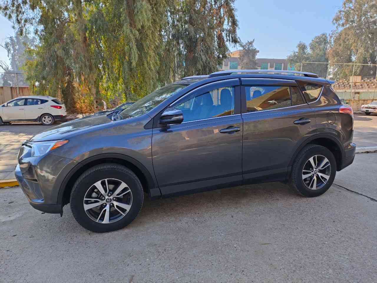 السلام عليكم،

تويوتا راف 4 (RAV4) للبيع موديل 2018 نوع (XLE) اللون نفطي، رقم أربيل وباسمي

حادث مبين بالصور، بدون داخل، جميع الايرباكات سليمة، سيارة جاهزة من كل النواحي.

شوية من البوند صبغ، نصف صندوق صبغ، بارد فقط جزء من الجاملغ الامامي صفحة النفر.

الرقم جديد 

4 اطارات جديدة

البطارية جديدة

اخر هزة سويتها طلعت 93 %.

السعر 172 وبيها مجال قليل


**إذا كنت صاحب هذا الإعلان وتريد حذفه لأي سبب، رجاءا أرسل رسالة إلى الدعم الفني**