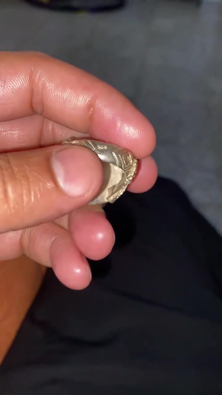 مماني بغداد العامرية 

خاتم فضة رزق وحض وسيادة مطلوس بنسرين النسر الي من جهة اليمنه راسة ديحط بتجاه جف ايدك والنسر الي ع يسرة راسة متجه ديطين من جف ايدك الخاتم بس تاخذه تختمه باسمك السعر خمسين50 

وات ساب ***********
