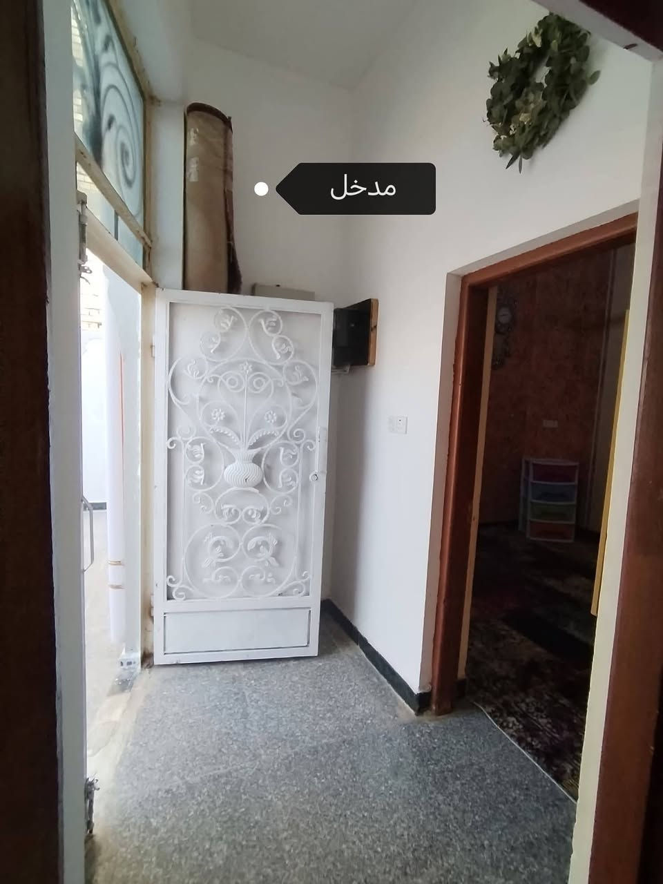 دار للبيع في حي العسكري طابقين مساحة 200 متر  50 متر عن الشارع العام الموقع علئ ساحة المكان خلف مجمع سيد اثير
يتكون من استقبال
غرف عدد4
صحيات داخليه خارجيه
مطبخ كبير حار وبارد
مناور عدد 2
صاله + هول
طارمه كبيره
مكان البيت كلش مرتب وقريب علئ الشارع
للتواصل ***********
