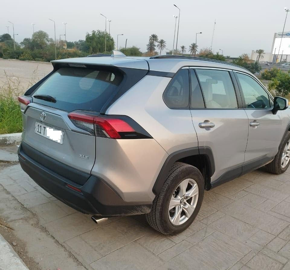 السلام عليكم
تويوتا راف فور بنزين بدون صبغ 
2019    XLE  استخدام قليل لون سلفر
ماشيه 35000 الف ميل
رقم بغداد الجديد مع سنوية جديدة
المواصفات
فتحة سقف 
- رادار امامي 
- ⁠رادار جانبي 
- مقاعد جلد
- كاميرة خلفية
- ⁠مانع اصطدام 
-انظمة قيادة 
- ⁠اوتو هولد 
- ⁠تبريد قطعتين 
-وارد امريكي 
صور الحادث مرفقة
السعر 22,500
مكان السياره  بغداد
الرقم ***********
