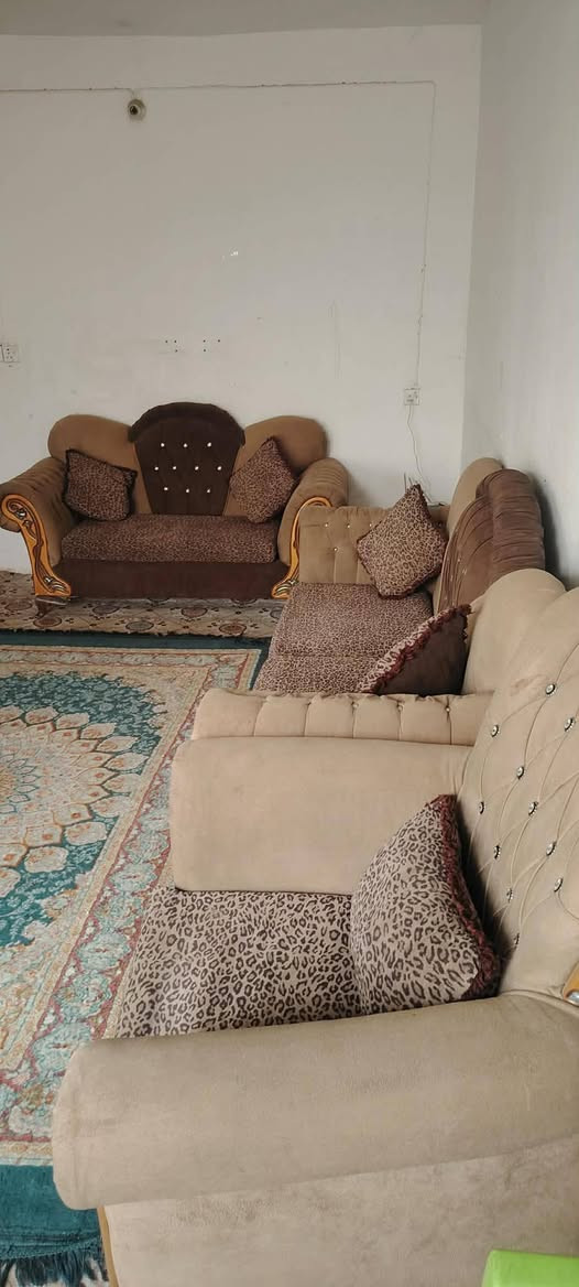 تخم ١٠ مقاعد تسكام ثقيل نضيف الي يريده يتصل برقم السعر ٣٠٠ ***********
