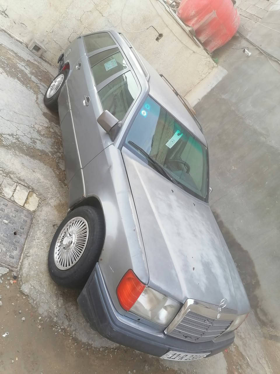 السلام عليكم للبيع مرسيدس موديل 1991 محرك وكير جدد صدر امامي خلفي جديد مكفولة من الضربه والصبغ والتبديل  سنويه باسمي مكان بغداد السعر 41 وبيها مجال بسيط رقم الهاتف ***********
