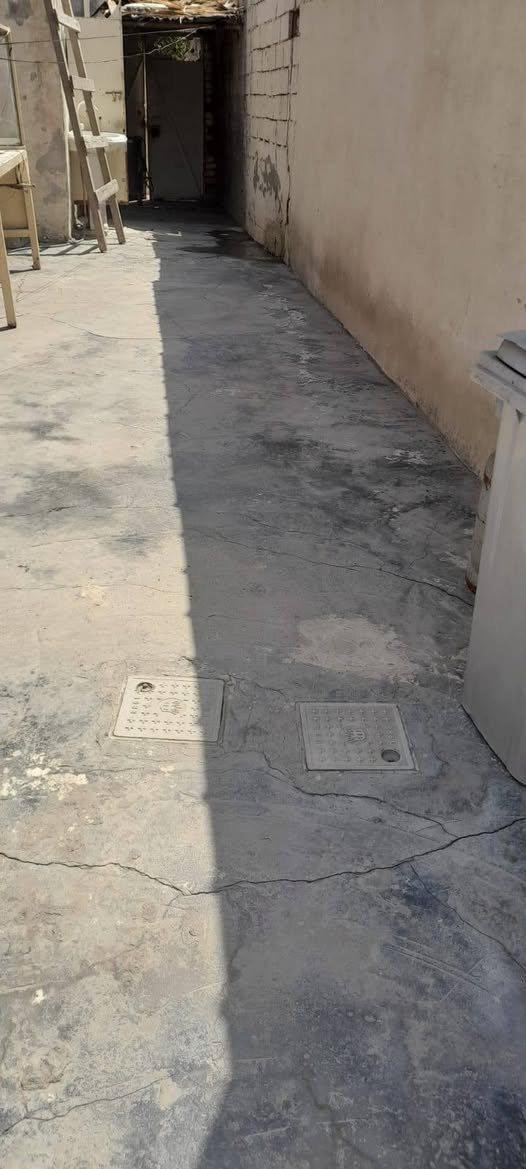 بيت في ابو دشير ١٨٠ متر    المي موجود بي ٢٤ ساعه وتكدر تتفحص بنفسك وبي خط كهرباء وارضيته نظيفة وكراج وحديقة خلف البيت وتجي تشوفه الاستفسار على الرقم *********** 
واتساب
