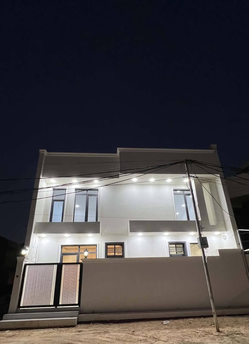 دار سكن للبيع طابو صرف غير مفرز

دار سكن بمواصفات عصرية فاخرة وبناء وفق أحدث الطرق الهندسية الدقيقة.

 الموقع: الديوانية منطقة المدراء ، موقع مميز جدا 
 خلف هيئة النزاهة يقع على شارع بعرض 12 M
 المساحة: 135 M  الواجهة 11 M
 التصميم:
 طابقين كونكريت مسلح، 
غير مسكون، 2026
 يحتوي على
 3 غرف /صالة عدد 2/ استقبال / مطبخ / مجموعة صحية عدد 3

لا تنسوا الاشتراك والمتابعة ليصلكم كل ما هو جديد 

                          المراجعة 
    مكتب مهدي العتابي للعقار ديوانية الجزائر مقابل فندق برج الامراء للاستفسار
*********** مهدي العتابي 
*********** حيدر الفتلاوي
***********
