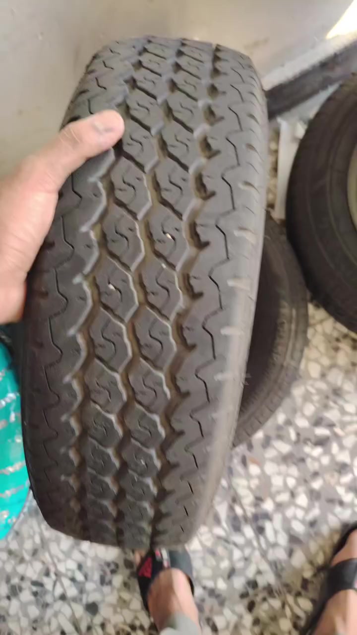 سلام عليكم تايرات 13 مال شركه مع الوياله مال 25 نضيفات كلش مع تايرات 13 كميه خير من الله اي واحد يريد خلي يتصل وتدلل ***********
