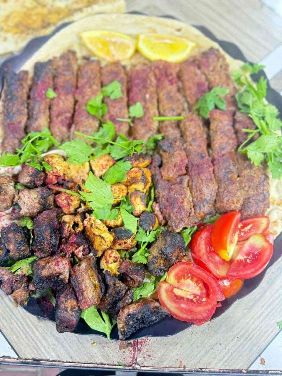 عرض اليوم كل هاي ب  14 الف وتوصيل مجاني 
تحتوي ع 

تكه لحم 
تكه دجاج 
معلاك 
كباب لحم 
كباب دجاج 
ومقبلات ❤️

الرفاعي /شارع 40/ قرب بيتزا هاوس 
للطلب الاتصال: ☎️***********
