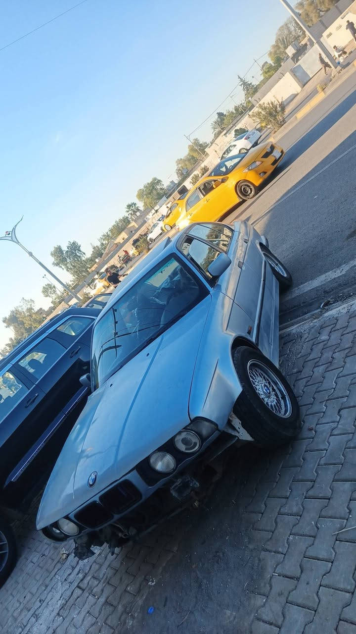 ​بۆ فرۆشتن: BMW 525i مۆدێل 1992
سەیارەیەکی کلاسیکی BMW 525i مۆدێل 1992 بۆ فرۆشتنە بەم تایبەتمەندییانەوە:

​ڕەنگ: شینی ئاسمانی (سبوخ عام)

​تایبەتمەندییەکان: 

​گێڕ ئۆتۆماتیک (مەسوبە، تازە بەستراوە)

​تاخمی پێش مەزوبەتە

​داشبۆرد فۆرمیکا (زۆر تازەیە، هیچ تەقیوی و کێشەیەکی نییە)

​سڵاید (کارەبایی)

​کوشن جلد

​کوشن هیتەر

​جام کارەبایی

​تەبرید (خازی نییە)

​دوگمەی سپۆرت (ئیش دەکات)

​مەکینە: 525i (سەرفی هەیە)

​باری تەنەکە: لێدانێکی زۆر کەمی هەیە (نیو پەنجە شانسی کرتوە)

​مەسرەف و عەیب: 

​پێنج وەرەقە خرامەی تێدایە (دوای مامەڵە بۆتە گەرێنمەوە)

​شەیالی گاردنەکەی شکاوە

​نرخ: ٤٦ وەرەقە (قفڵ)
شوێن: کەرکوک
بۆ پەیوەندی: ***********
