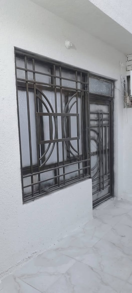 دار للبيع المساحة 100متر
8*12.5 بناء طابوق والسقف مسلح
في ملحق الزيتون المعملجي خلف مدارس العميد يبعد 3 كيلومتر عن الامام يحتوي على استقبال وصاله وغرفة نوم ومطبخ وصحيات داخلية وخارجية 
عرض الشارع 6متر صب 
خدمات كاملة ماء ومجاري وكهرباء 3 فيز محولة جديدة للشارع
للاستفسار الاتصال على الأرقام التالية:
***********
***********

