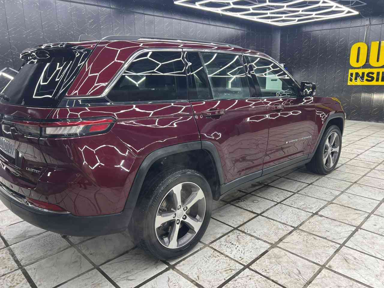 السلام عليكم جيب وارد امريكي موديل 2023 لمتد (Limited) السيارة فول مواصفات عدا الفتحة رقم اربيل باسمي بسمي ترقيم جديد اني مستوردهه
 ماشيه ٢٤ميل
السياره جديده جدا على وضع الشركه مكينه وكير وصدر برغي ممفتوح بيهة السياره جديده  الحادث صبغ جاملغ خلفي ونصف الباب الخلفي بدون ايرباك بجم كبس مثل ما موضح بالصور
السعر ٢٩٥٠٠
 مكاني بغداد حي العدل
رقم الهاتف ***********
