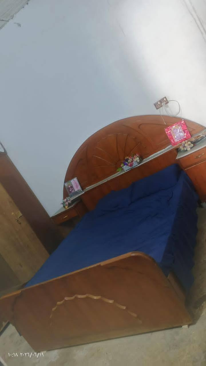 غرفه نوم مستعمله خشب ثقيل سعر 450وبيها مجال شي قليل مكاني موصل للتواصل ***********
