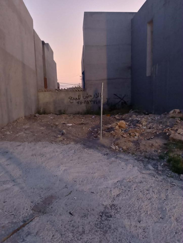 السلام عليكم
⭕️ قطعة ارض للبيع ( حي الملايين الثانية ) قرب جامع موفق شيت مطل على ثلاث شوارع . 
ارض بمساحة 200م  واجهة 10 عمق 20 شروق .
زراعي جمعيات وصل بلدية اصولية كاملة . 
رقم القطعة 250 جزء من القطعة 351 مقاطعة 35 رشيدية . 

للاستفسار التواصل على الارقام :
***********
***********
