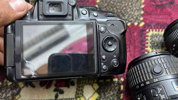 كأمره نيكون 5200 D  الشاشه مضروبه بس ما مأثر و القاعده مال فلاش شويه الباقي كلشي ما بيه سعره 350 
***********
