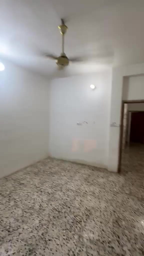 السلام عليكم
شقه ارضيه للايجار بناء جديد 
تحتوي على استقبال مطبخ غرفه منام خدمات 
حي الجوادين شارع المحكمه اول فرع 
الايجار ٣٥٠ 
للاستفسار ***********
