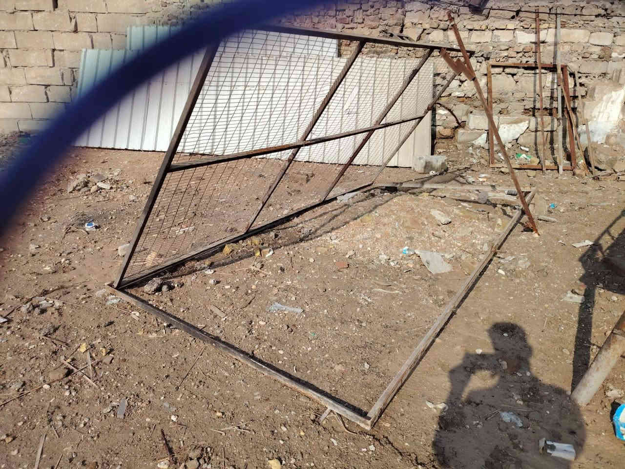 السلام عليكم غراض مستعمله للبيع مجمده استعمال 6 شهور مفرغه بنكه باب بيارسي سقايف اثنين جدد ميز حديد كبير وداير حديد جبير ينسد وينفتح. لتواصل ***********
