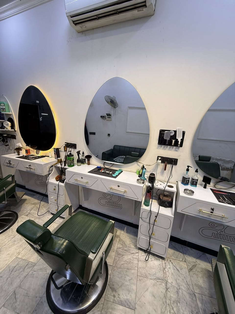 السلام عليكم ديگور حلاقة للبيع
مري عدد3
ميوزه عدد3
گومدي عدد3
رفوف عدد 2
رفوف مستطيل عدد2
قنفه 3 متر صايره قطعتين كل قطعه متر ونص
المكان الحريه /شارع الغاز / للاستفسار *********** بي واتساب
