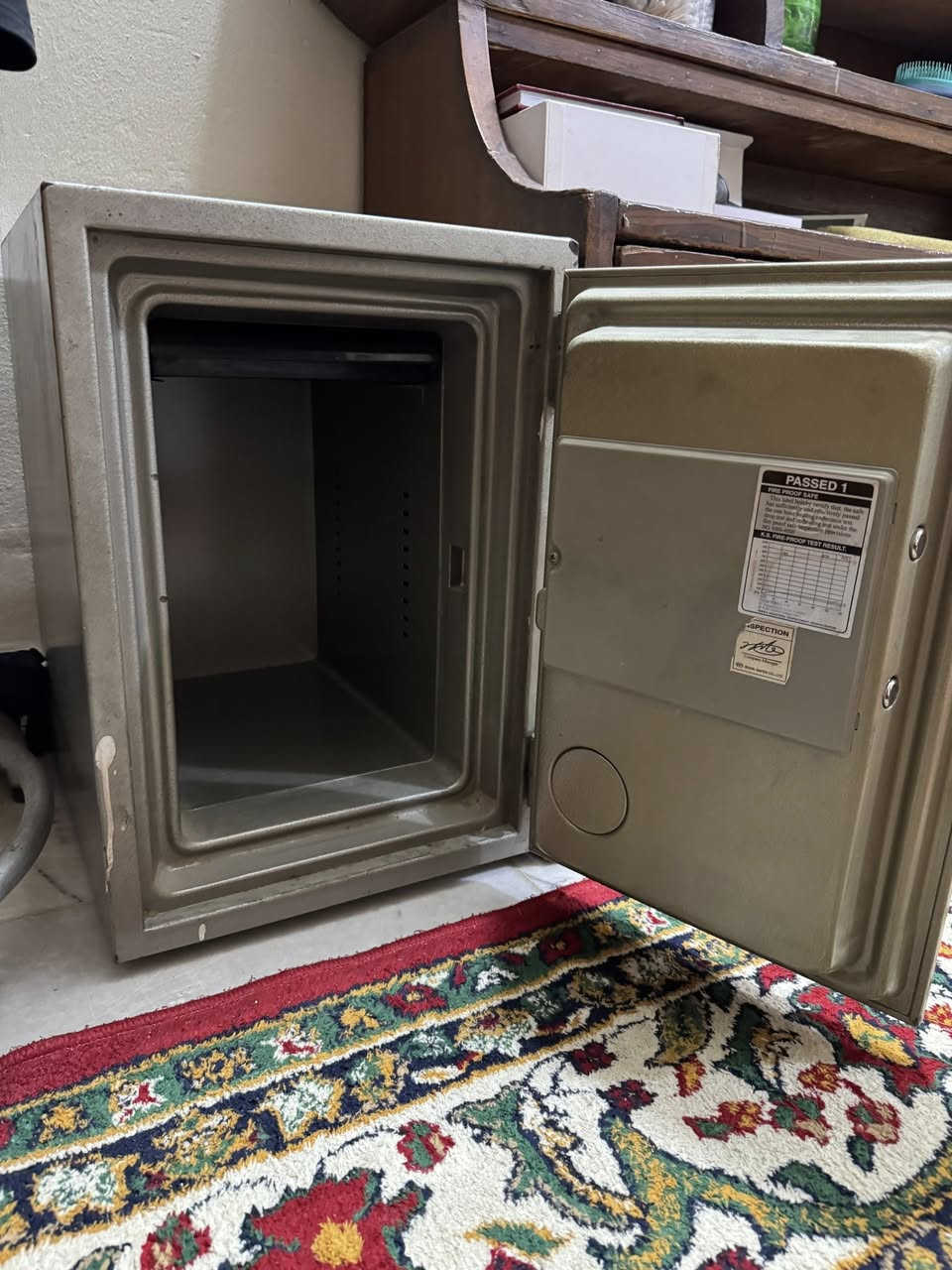 قاصة حديد للبيع ابعادها 50سم في 35سم كل نسخ المفاتيح موجودة قفلها 100 الف العنوان بغداد حي البنوك ***********
