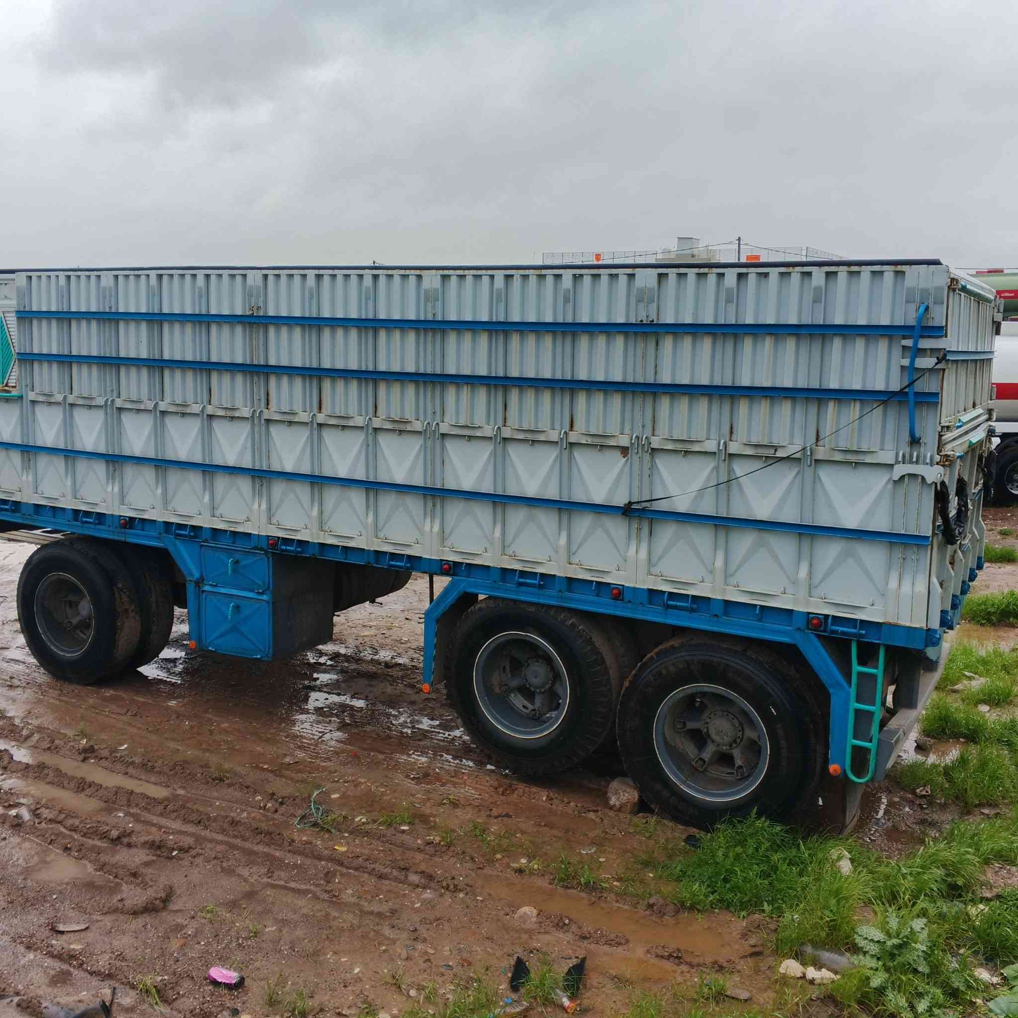 مقطورة لوري الطول سبعة ونص مقطورة جديدةتايات 24 مكان موصل السعر 115وبيها مجال للاستفسار ***********.     ***********
