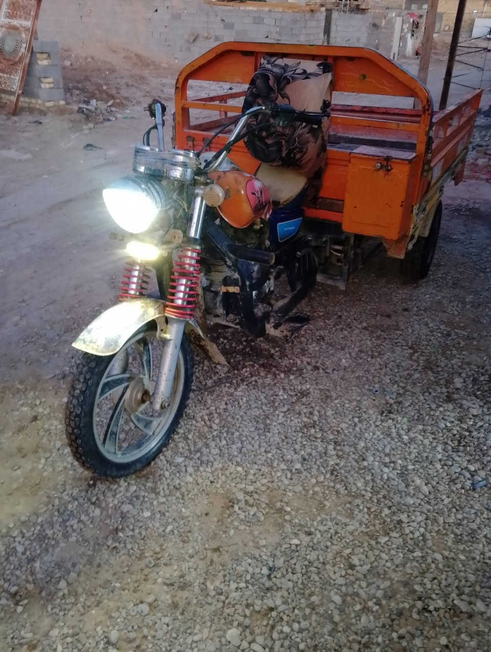 سلام عليكم ستوته البيع شأنك باب اول ستوته نضيفه كهربايات كله شقاله سدر جديد بدي جديد  اوراق موديل 20 سعره بواحد وربع ***********
