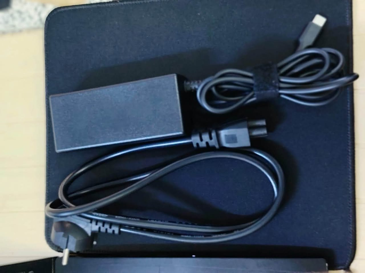 السلام عليكم لابتوب للبيع نوع لينوفو (LENOVO) الذاكره (تيرا واحده) يكون وياه شاحنه نوع تايبسي  واضافه إلى ماوس وجنطه خاصه بيها جديده ونضيفه جداً جداً السعر (350) بغداد حي العامل للاستفسار(***********).
