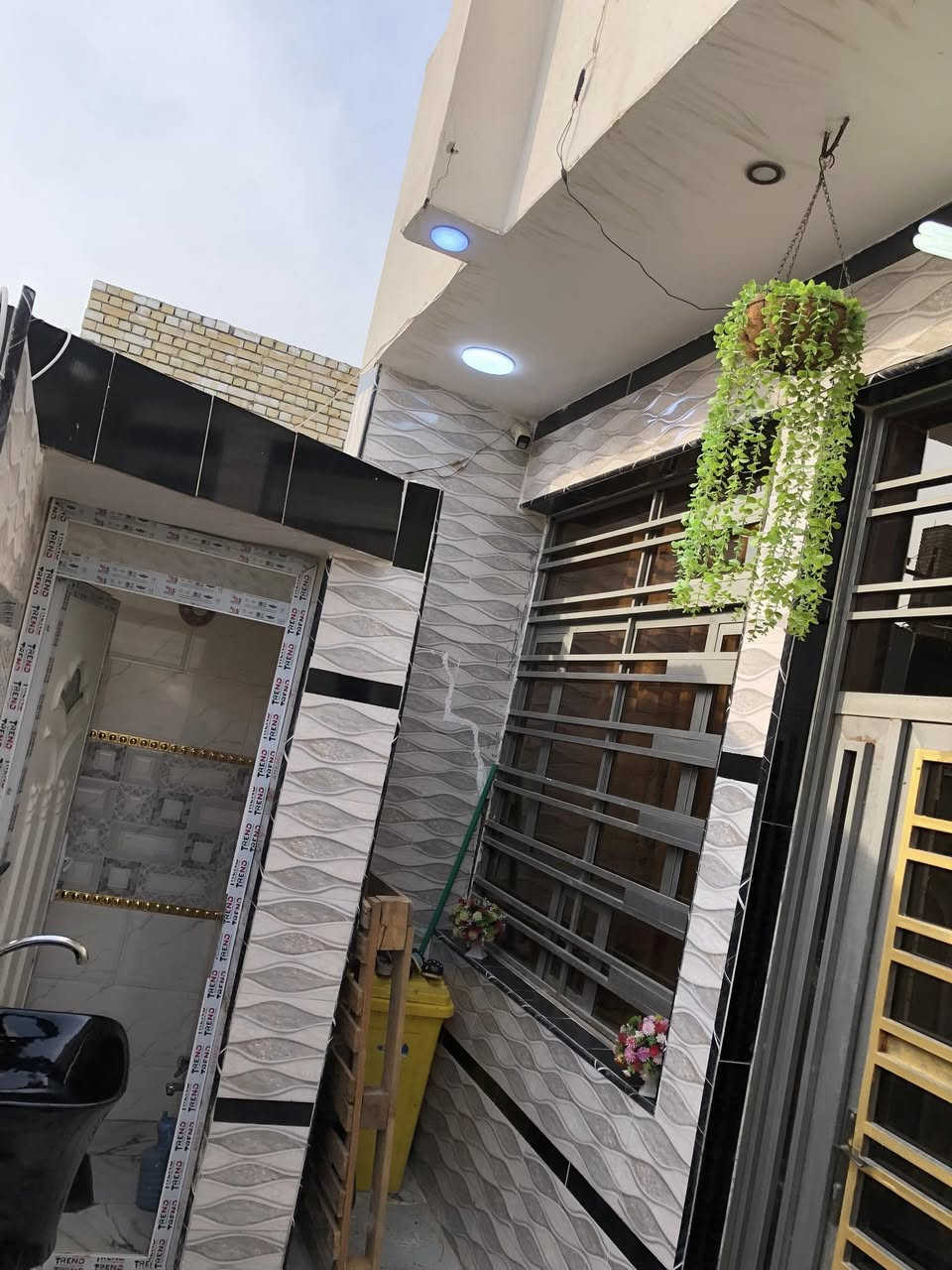 السلام عليكم بيت للبيع حي الكوفه خلف دلالية السيد اخير فرع على الجهة اليسرى مساحة 100 بيت بناء 2024 متعوب عليه ونظيف جداً كامل مابي اي نقص السعر خاص او الاتصال ‭0773 586 8554‬
