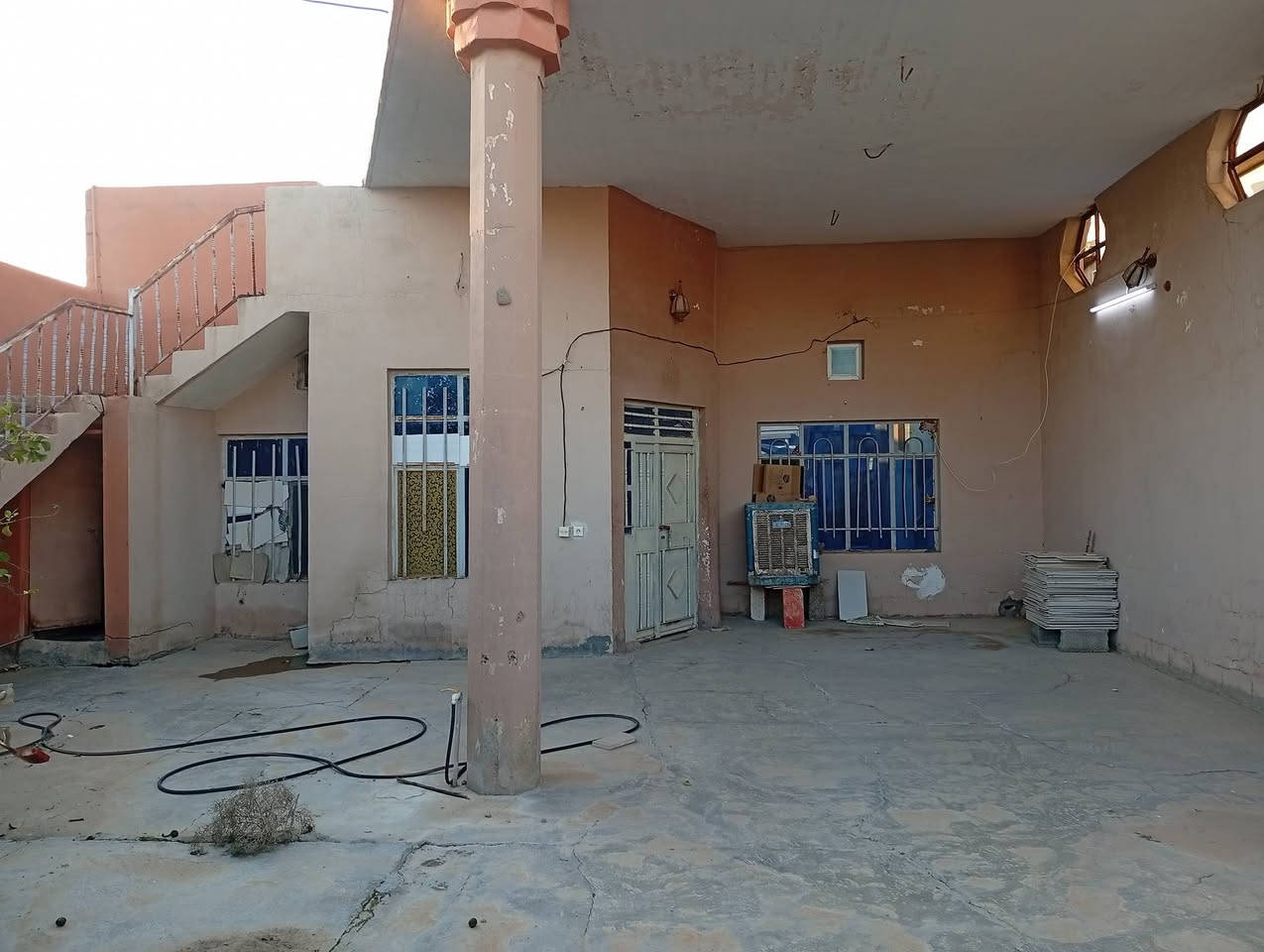 دار سكني للبيع رقم زراعي مساحة البيت 200 متر متكون من غرفتين نوم وهول مع حمام  وتواليت غرفة استقبال درج داخلي وبيتونه ومطبخ وحوش وتواليت خارجي موقع البيت قضاء الدبس دور الشركة قرب بيت محامي شاهر الحمداني السعر 30 مليون ***********
