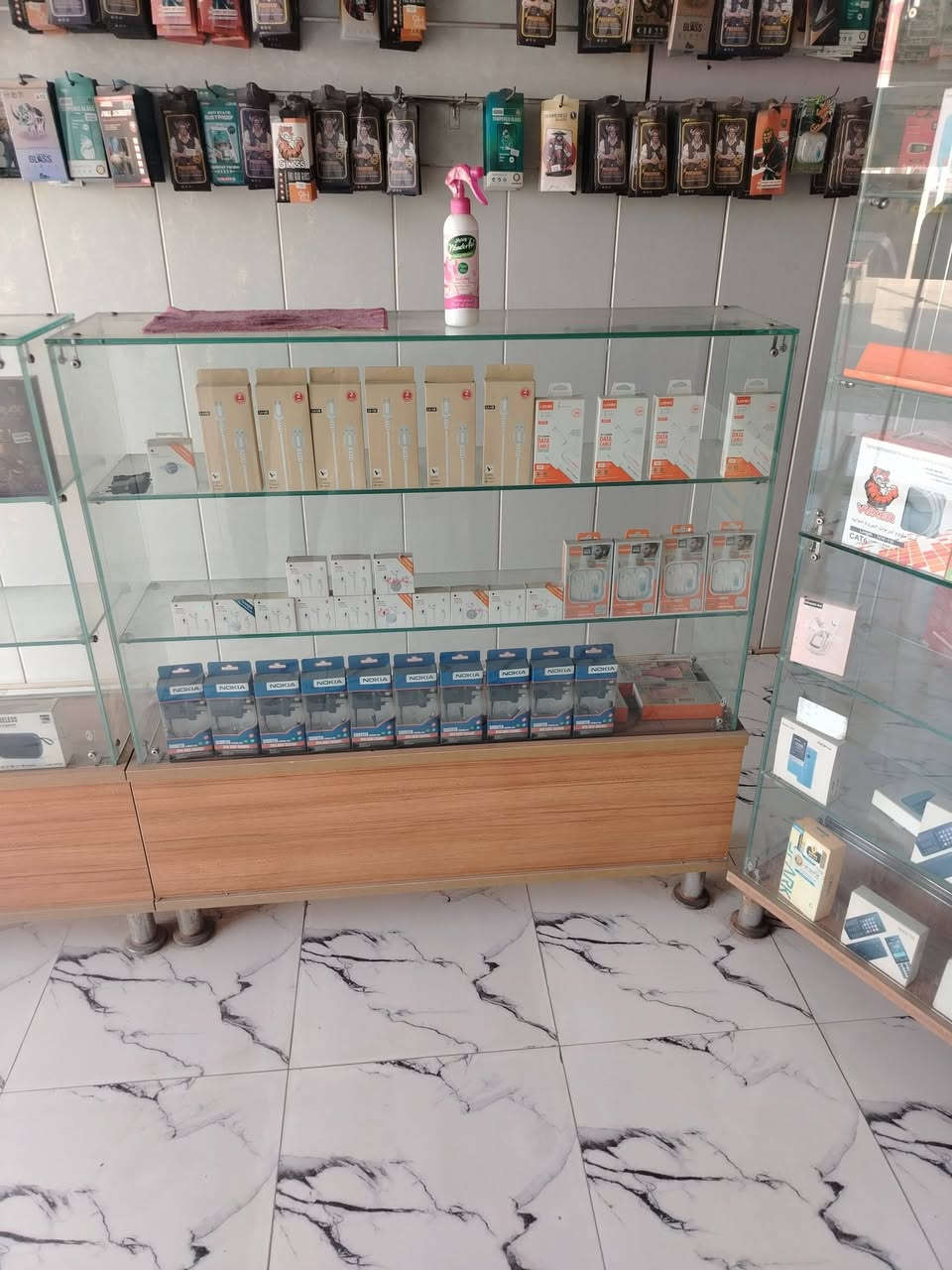 فاترينات عدد2وميز مكتبي و العارضه مال الأجهزه و العارضه الخلفيه ***********
