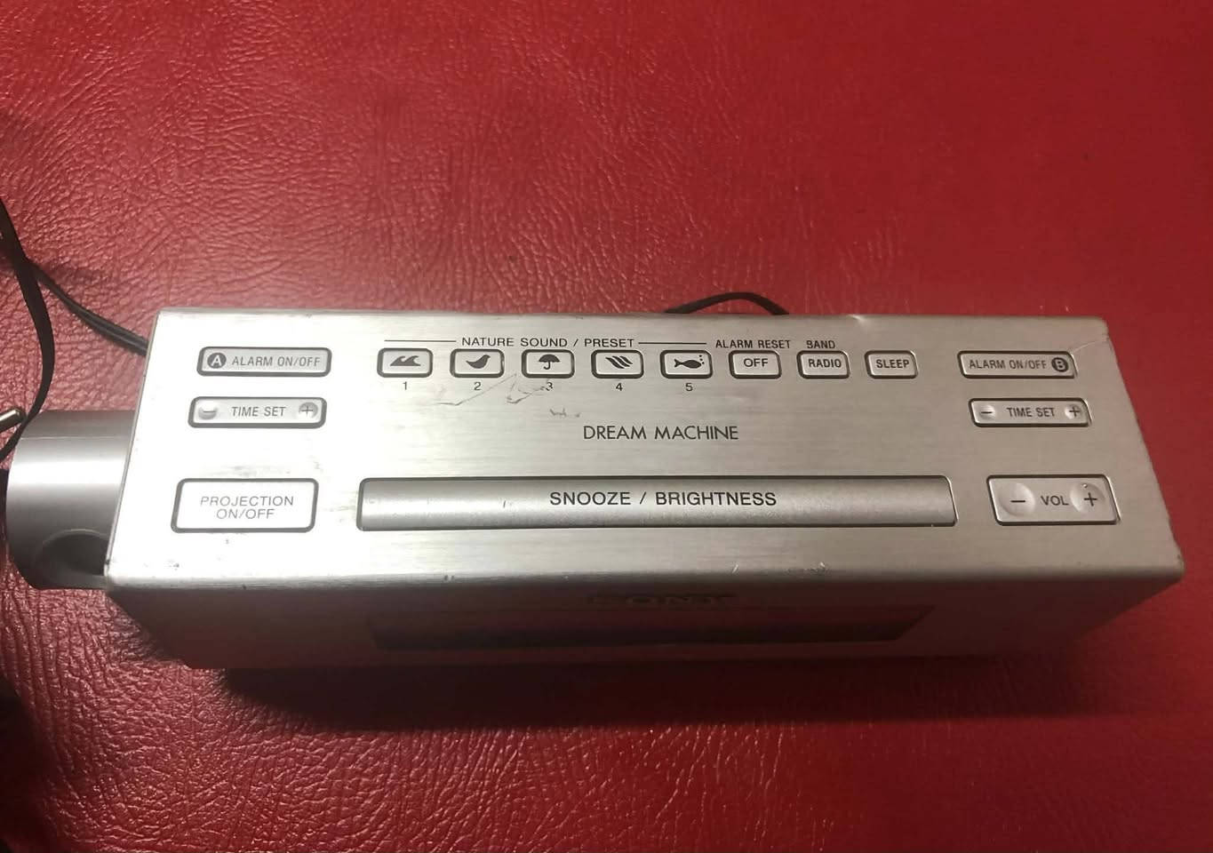 راديو سوني اصلي نظيف جداً مواصفات عديدة درجة حرارة الغرفة عدة انماط لموسيقى هادئة عرض ساعة الوقت بالليزر على الحائط او السقف او الارض محولة اصلية مدمجة بنفس الجهاز 
السعر ٣٥ الف


**إذا كنت صاحب هذا الإعلان وتريد حذفه لأي سبب، رجاءا أرسل رسالة إلى الدعم الفني**