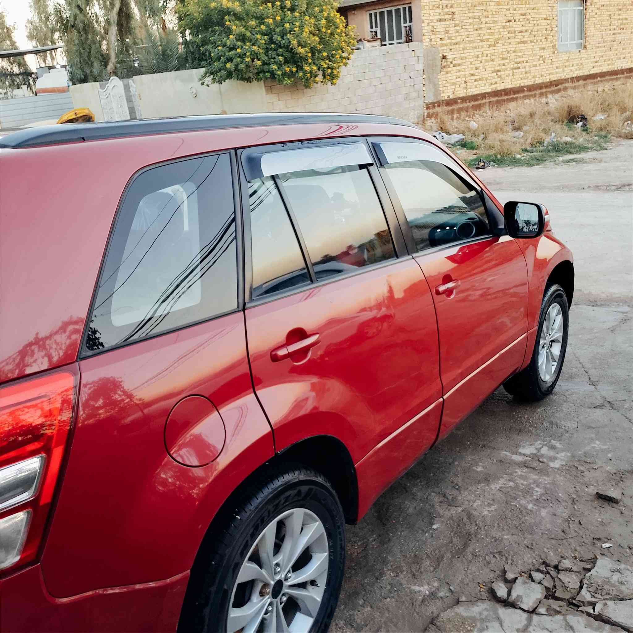 سازوكي فيتارا 2014 رقم بغداددولي بسمي مكينه 2400 مكفوله من الصبغ والضربه بيه بارد بالباب الخلفي فقط سياره جاهزه من كلشي مابيه اي نقص السعر113موبايل ***********مكاني بابل
