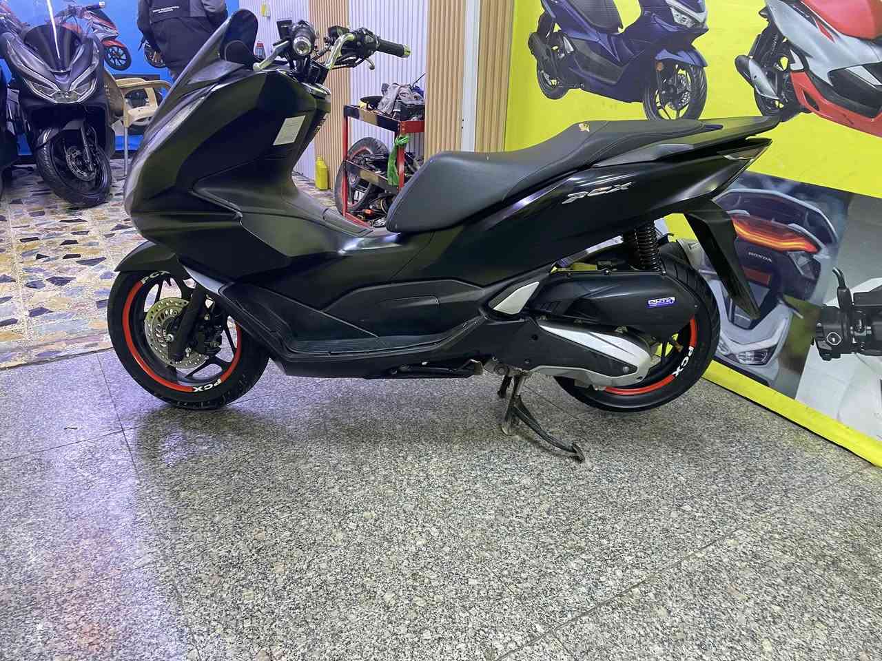 سلام عليكم
Pcx جيل رابع 
وارد كوري كفاله عامه ✅
ضمان مكينه وكفر 
نضافه فول 
ممشه قليل ✅
العنوان بغداد شارع الفلاح 
السعر 16.5$
***********
