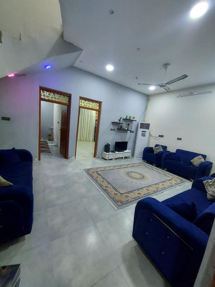 يالله
دار زراعي للبيع مساحه ٢٠٠م في منطقة الصخيين قرب المدارس 
يبعد عن الحولي ١٠٠متر 
بناء طابوق وسقف كونكريت 
يتكون من غرفتين وصاله ومطبخ وديوانيه وصحيات داخليه وخارجيه ومناور وحديقه نهايه البيت 
خدمات ماء وكهرباء ومدارس عرض شارع١٠متر 
السعر٨٥مع مجال 
للأستفسار والتواصل ***********
***********
