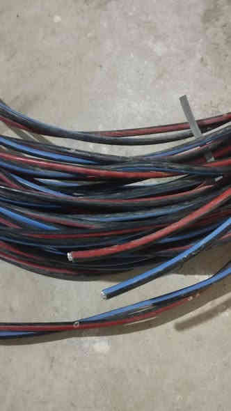 كيبلات للبيع 
عندي ثري فيس 3حار واحد بارد نوعيه درجه شرط احسن نوعيه 
 سعر المتر 4ونص  
عندي لف حار وبارد نفس نوعيه ثري فيس بس خطين  سعر المتر 2ونص 
عندي لف عادي متر 1500 الف  
***********
