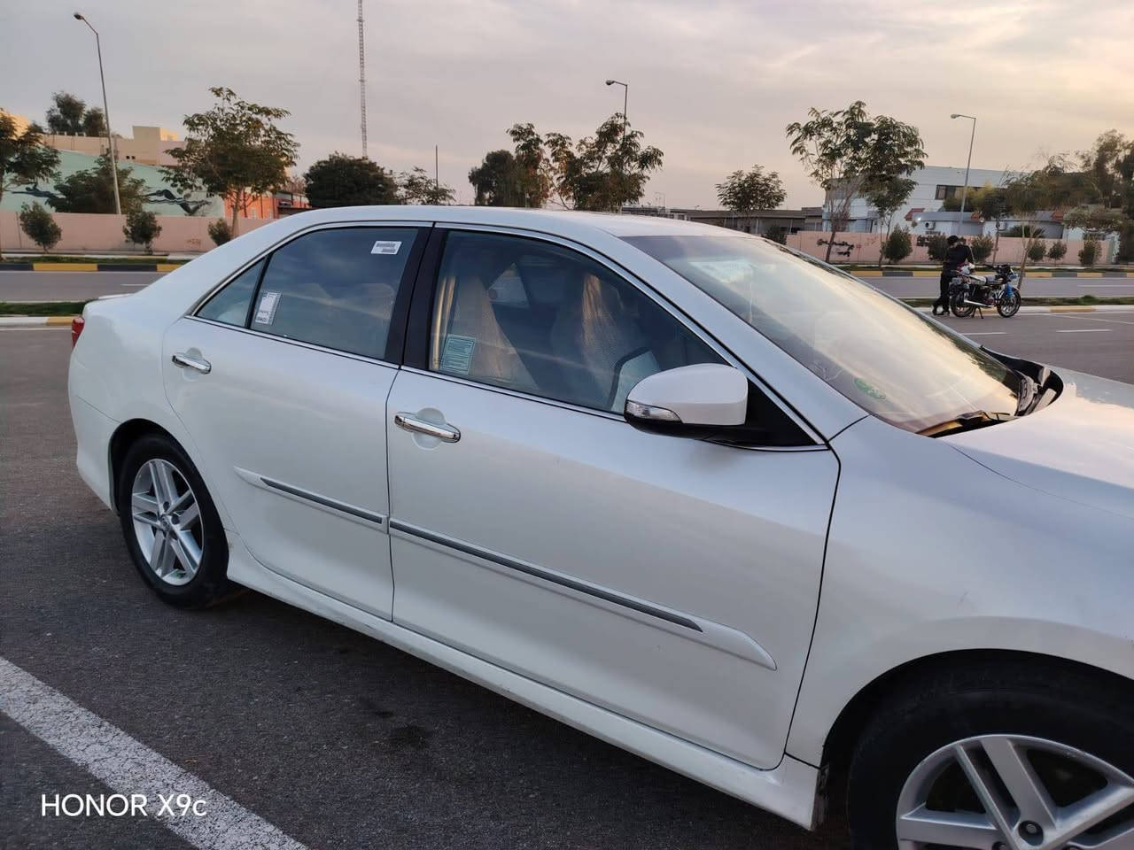 سلام عليكم للبيع تيوتا كامري كفاله عامه 2013 خليجي سعر 140 مواصفات SE فول عدا الفتحه بسمي رقم سليمانيه نفس اليوم احولها بسمك سنويه ورقم جديد مصفره غرامات بدون صبغ تخم تاير جديد صدر كله جديد دينار مذب علي نضيف مامخلي بي نقص سياره كلين بدون ضرر ماشيه 220 عنوان كلار استفساراكثر تصل ***********
